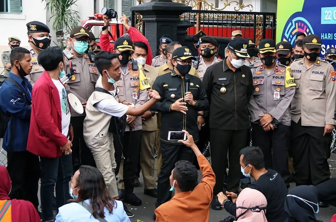 Temui Massa Wali Kota Malang Janji Akan Buat Catatan Tolak Omnibus Law