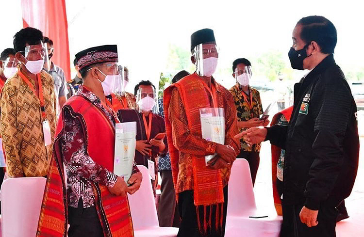 Jokowi Serahkan 17 Sertifikat Tanah Aset Pemko Medan