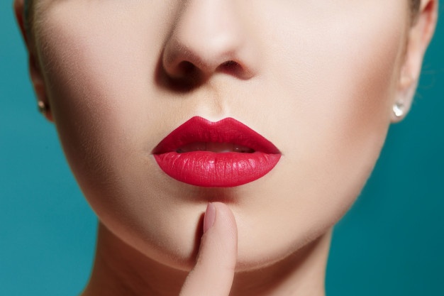 5 Cara agar Lipstik Kamu Kiss Proof 