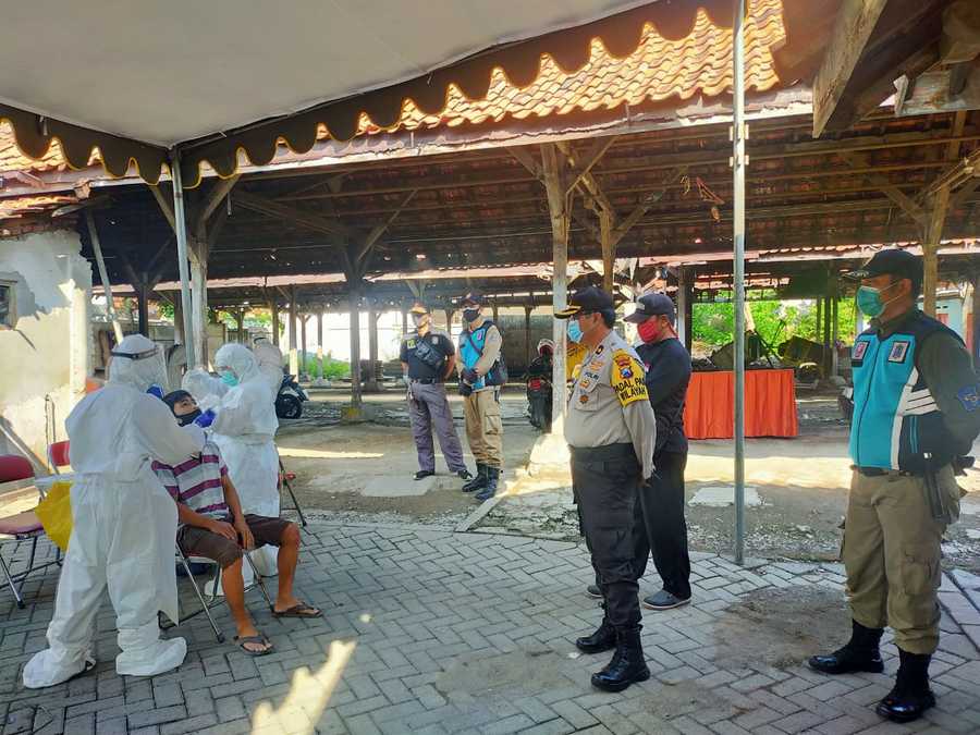 Pelanggar Protokol COVID-19 di Surabaya Jadi Sasaran Operasi Tim Swab Hunter