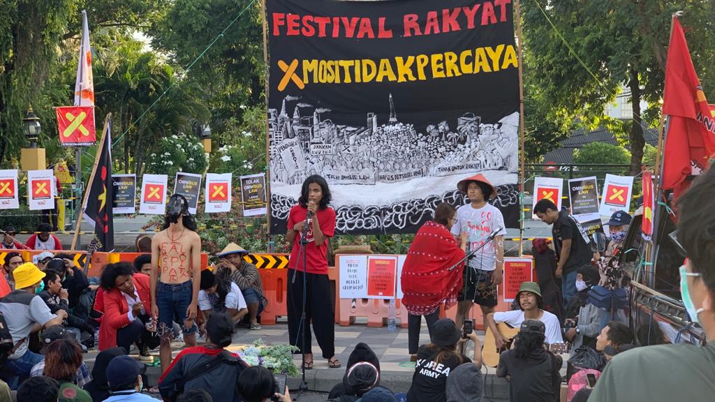 Gelar Festival Rakyat, Ratusan Massa GETOL Jatim Tuntut Cabut UU Cipta Kerja