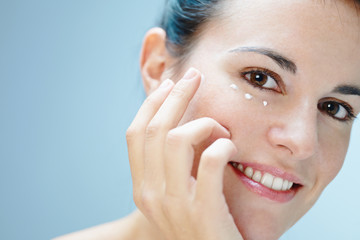 4 Rekomendasi Eye Cream untuk Atasi Kerutan dan Garis Halus