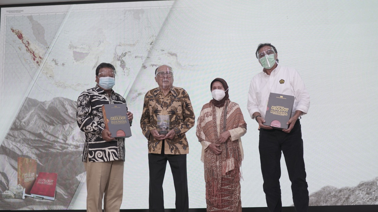 Jadi Rujukan Geologi Indonesia, ITB Luncurkan Buku "An Introduction into The Geology of Indonesia" 