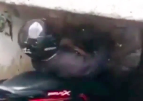 Viral Video Pengendara Motor di Brebes Kayang saat Lewati Terowongan