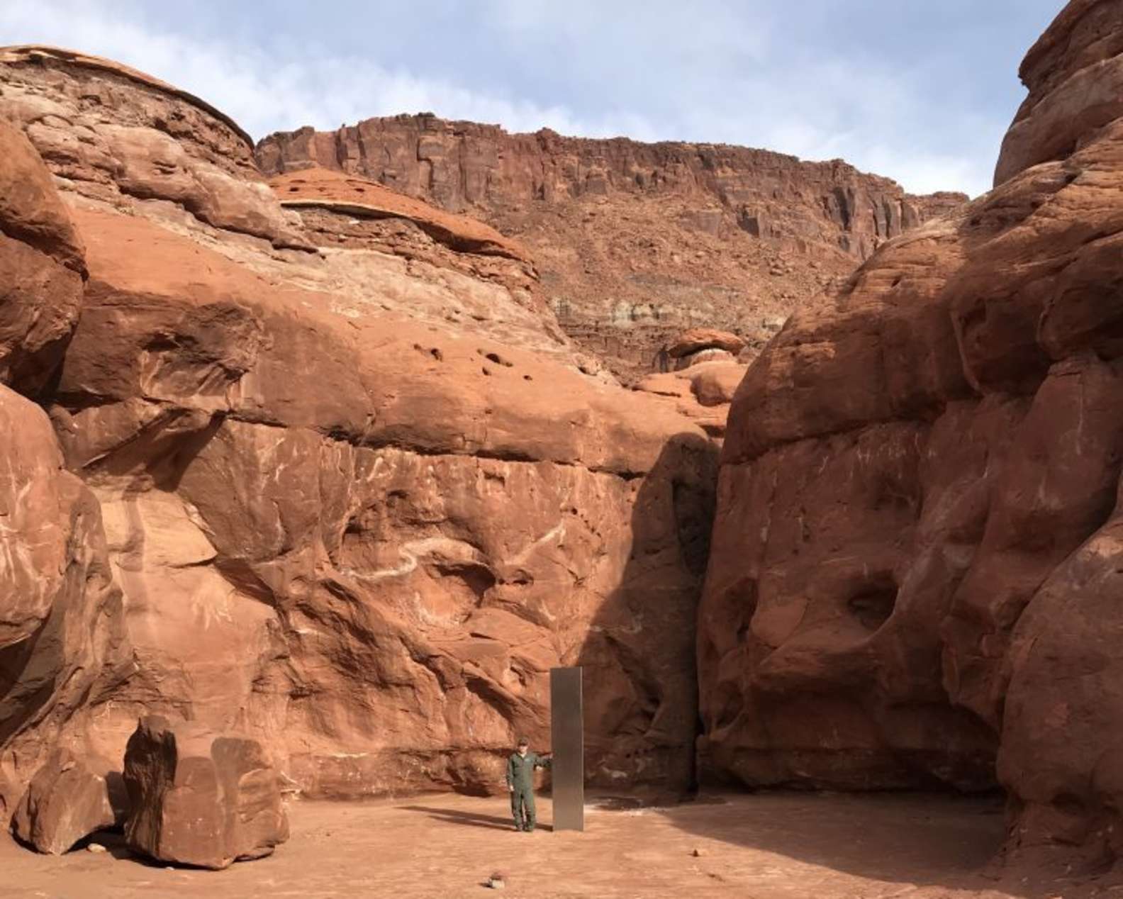 Tugu Metal Misterius Setinggi 3.4 Meter Muncul di Tengah Gurun Utah