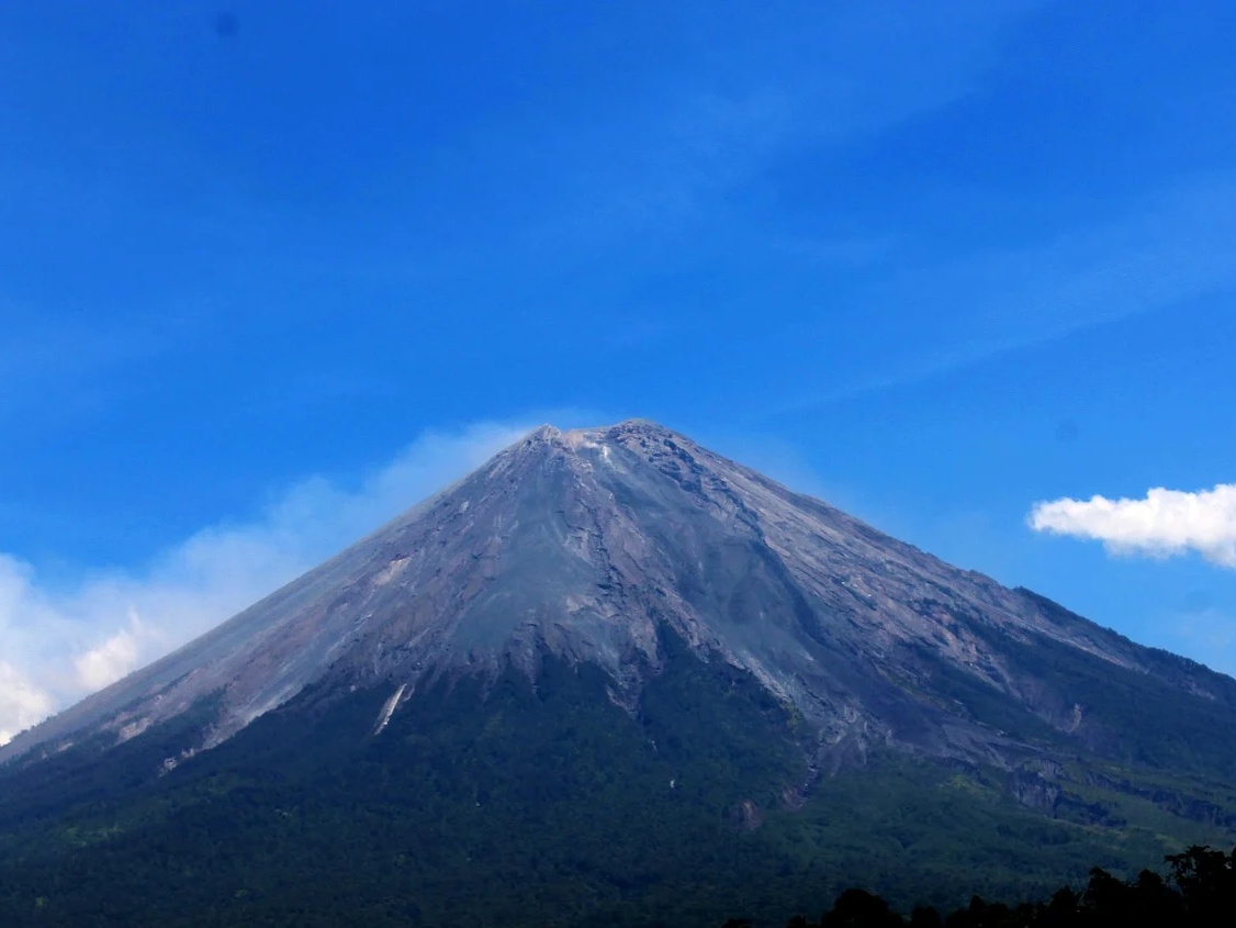 Aktivitas Gunung Semeru Meningkat, Jalur Pendakian Ditutup 
