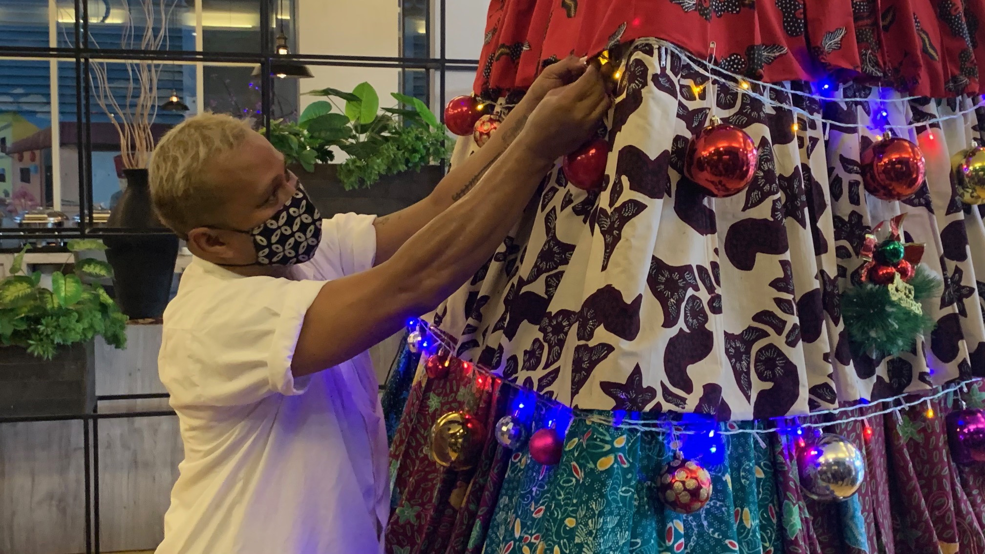 Unik! Pohon Natal Terbuat dari Kain Batik, Karya Fashion Desainer Surabaya