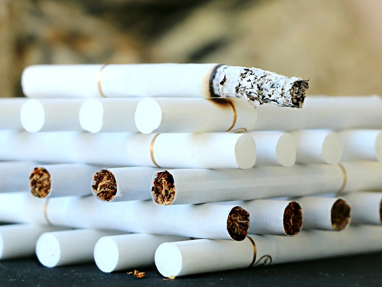 Harga Rokok Bakal Naik, Ini Tanggapan Para Perokok Aktif