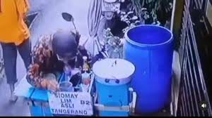 Penjual Siomay yang Ludahi Dagangannya Sendiri Akhirnya Minta Maaf