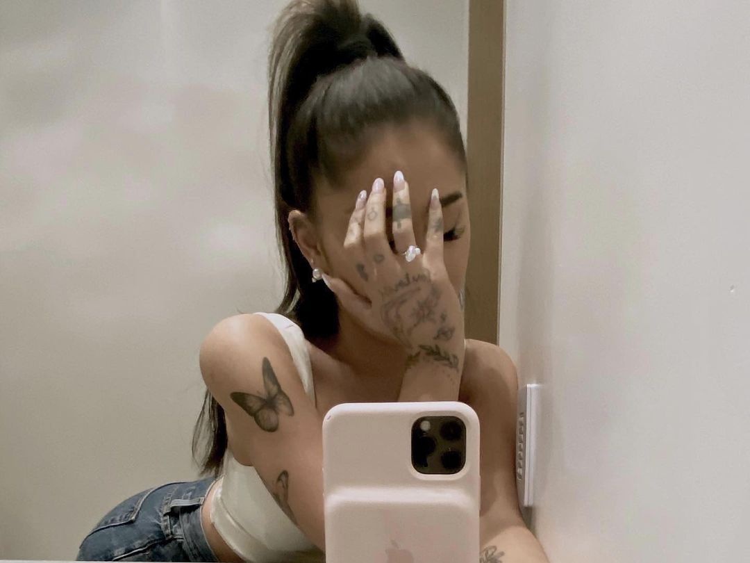 Ariana Grande Pamer Cincin Tunangan di Instagram