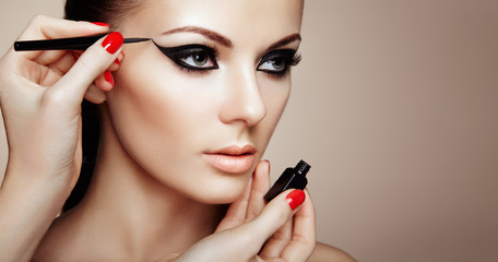 5 Trik Sederhana Memakai Eyeliner buat Pemula