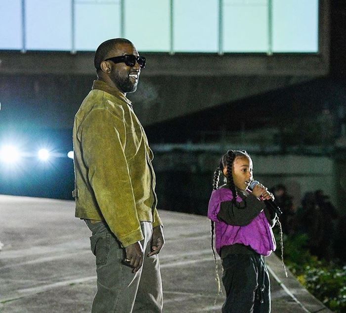 Putri Kanye West Curi Perhatian di Fashion Show Sang Ayah