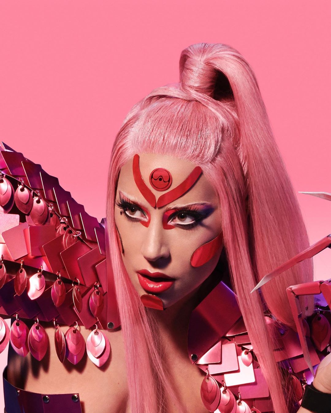 Lady Gaga Pakai Aksesoris Karya Rinaldy Yunardi di Video Clip Terbaru 'Stupid Love'