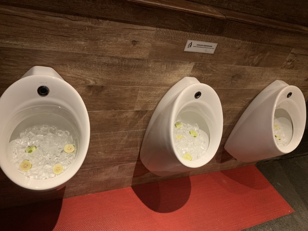 Ternyata Ini Fungsi Es Batu dan Lemon di Toilet Cowok