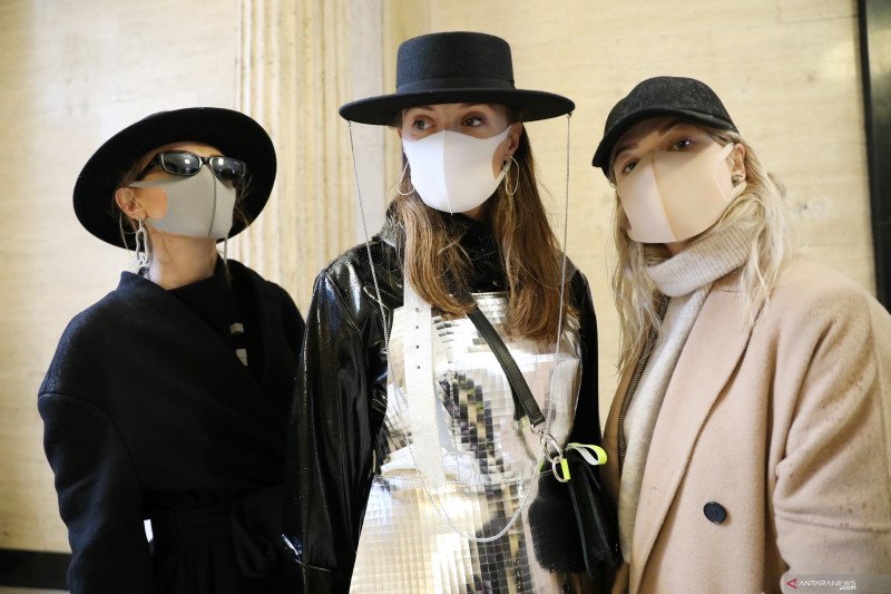Pembersih Tangan dan Masker Jadi Aksesoris Wajib di London Fashion Week 2020