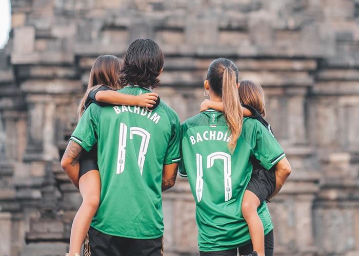 Ke Candi Prambanan, Irfan Bachdim Sekeluarga Kompak Pakai Jersey PSS Sleman
