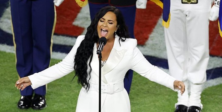 Tampil di Super Bowl, Demi Lovato Penuh Emosi Nyanyikan Lagu Kebangsaan AS