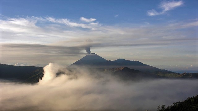 Jadi Favorit Pendaki, Begini Pesona Gunung Semeru Tertinggi di Pulau Jawa