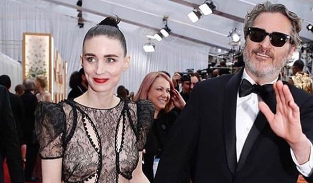 Menang Oscar, Joaquin Phoenix Ajak Tunangan Makan Burger