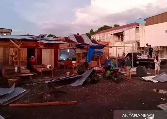 Angin Puting Beliung Hantam Rumah dan Kios Warga di Gunungsitoli