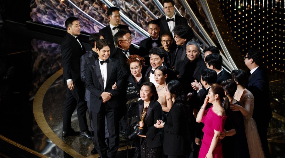 Momen Terbaik Oscar: Dukungan Tom Hanks dan Charlize Theron untuk ‘Parasite’