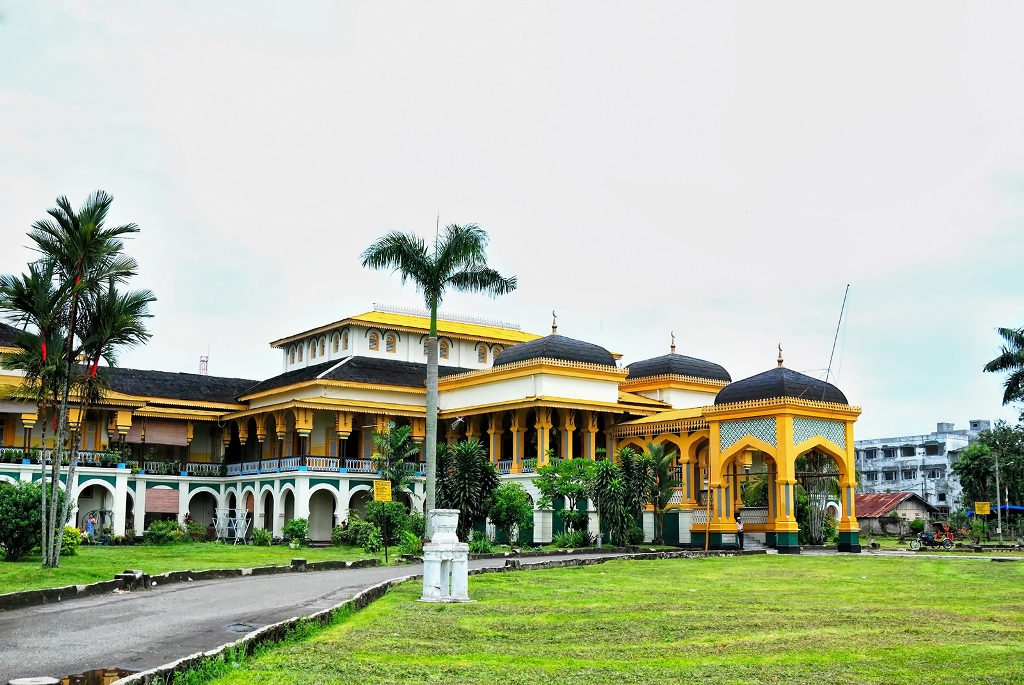 Istana Maimun dan Masjid Raya Al Mashun, Tempat Wajib Diikunjungi Kalau Kamu ke Medan 