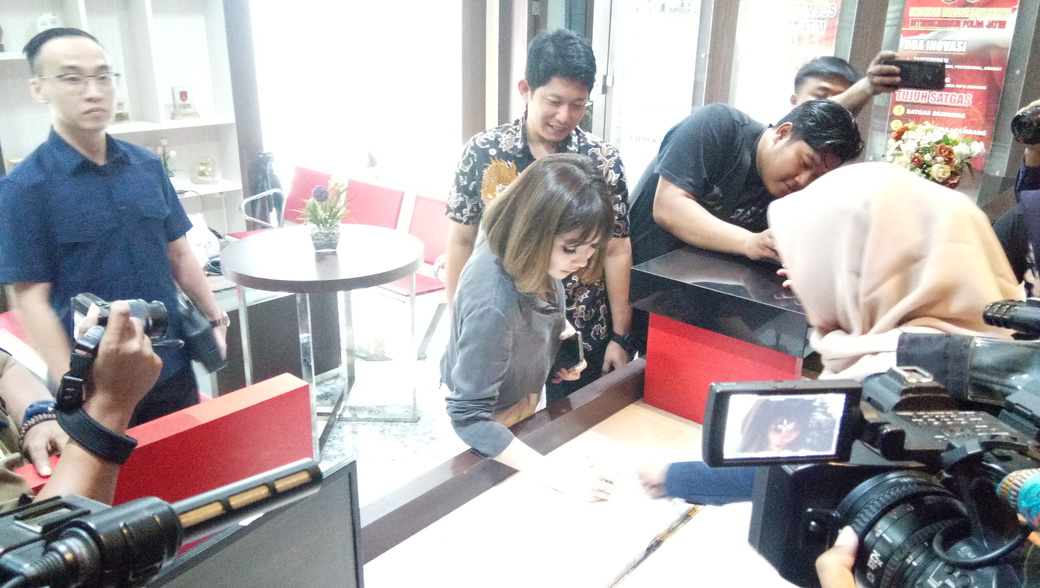 Gisel dan Tyas Mirasih Datangi Polda Jatim Jadi Saksi Kasus Carding 'Tiket Kekinian'