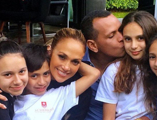 Ajak Tunangan, Jennifer Lopez Rayakan Ultah Si Kembar Emme dan Max