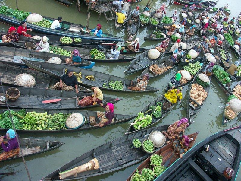 Efek Banjir, Jakarta Punya Pasar Apung Keliling