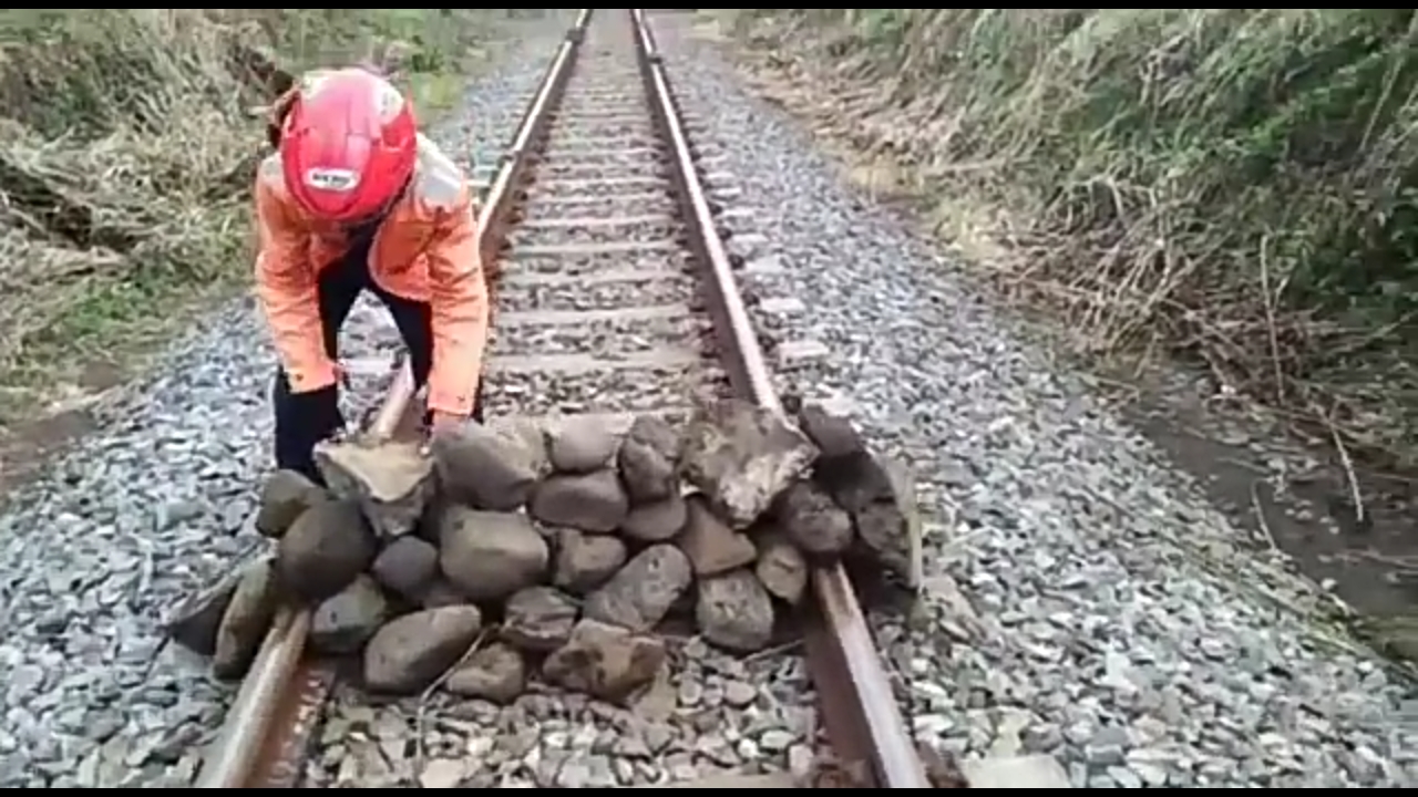 Viral Tumpukan Batu Di Tengah Rel Lumajang Ini Kata Pt Kai Daop 9 Jember 8427