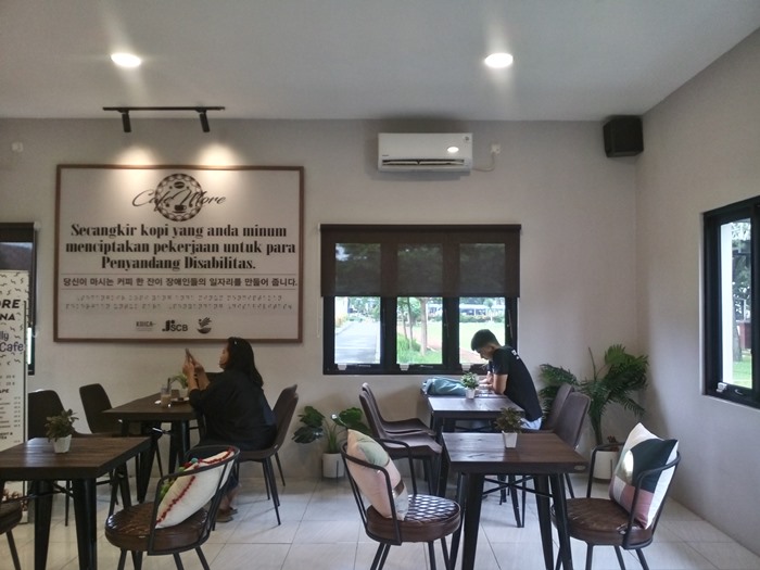Cafe More, Kedai Kopi Pertama dengan Barista Disabilitas Netra di Bandung