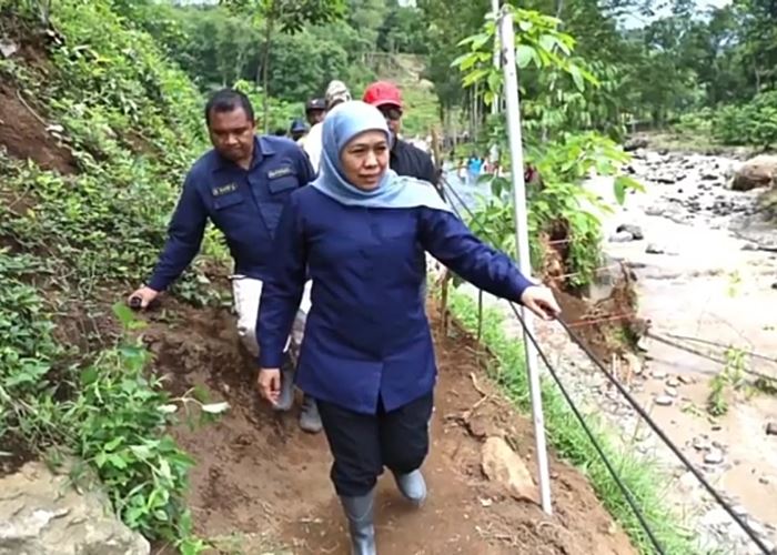 Khofifah Sebut Karhutla Jadi Penyebab Banjir Bandang di Jember dan Bondowoso