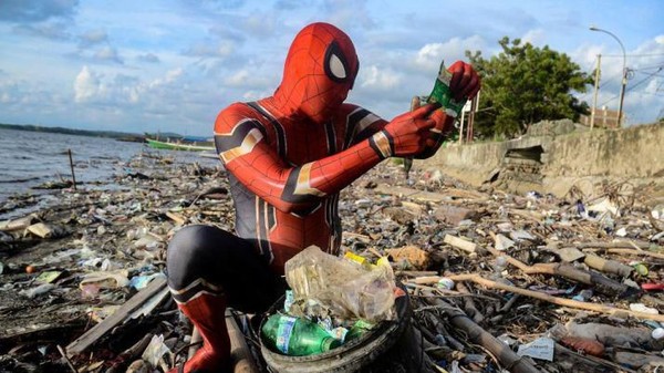 Aksi Heroik Spiderman Indonesia Peduli Sampah Jadi Sorotan Media Asing