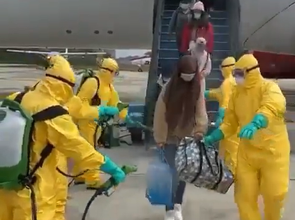 Tiba di Bandara Hang Nadim, Rombongan WNI dari Wuhan Disemprot Disinfektan