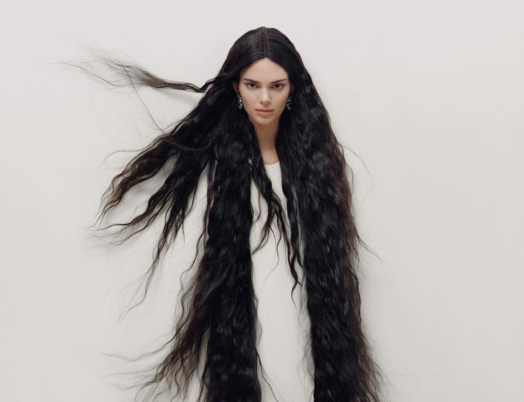 Pemotretan Majalah, Kendall Jenner Tampil Pakai Wig Super Panjang
