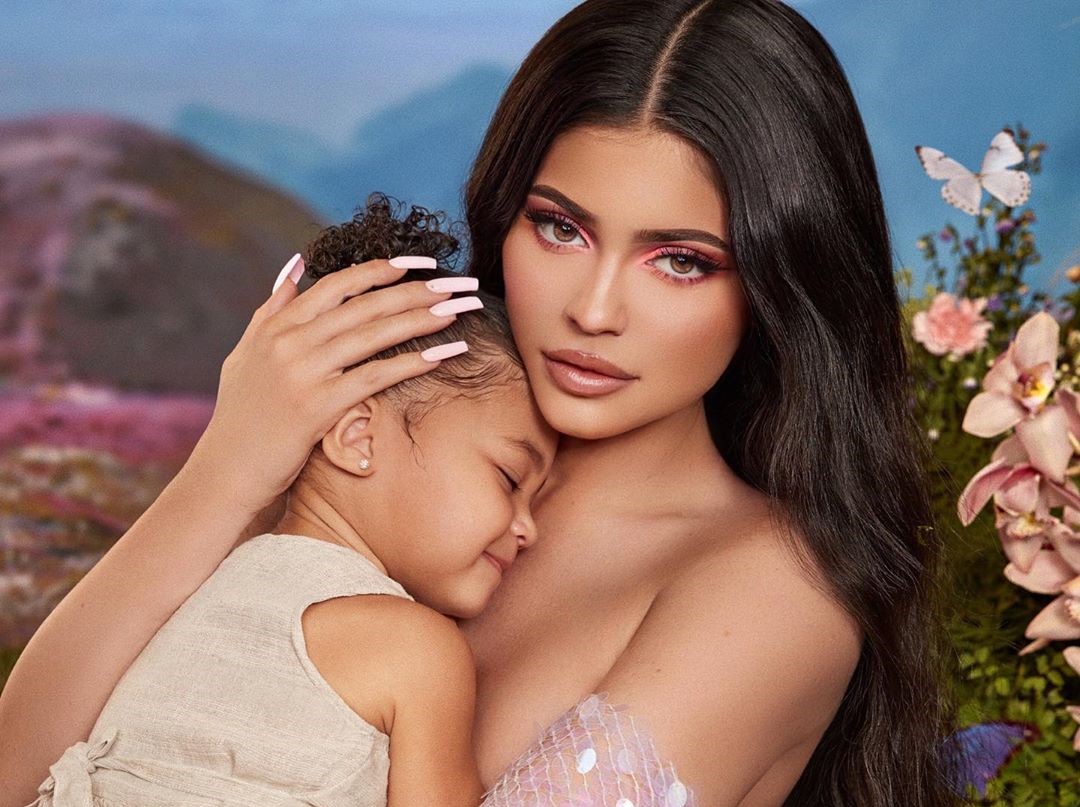 Asyik, Kylie Jenner Bakal Rilis Seri Makeup Baru 'Stormi Collection'