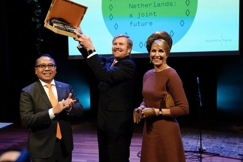 Kerjasama Indonesia dan Belanda: Dubes RI Berikan Cinderamata Kain Ulos