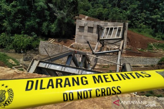 Jembatan Senilai Rp 5,3 M di Cianjur yang Tengah Dibangun Ambruk