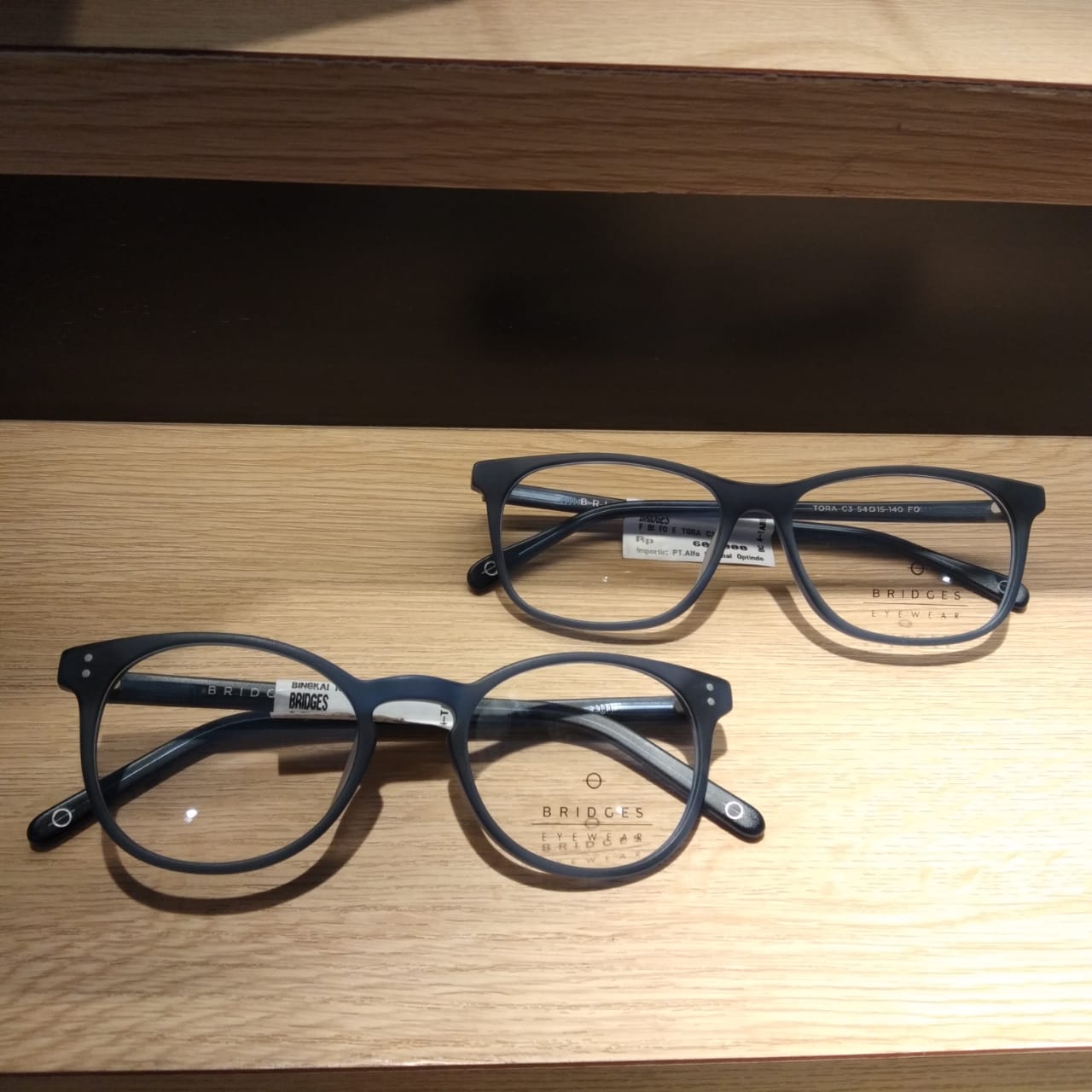 Koleksi Kacamata Bernuansa Classic Blue dari Bridges