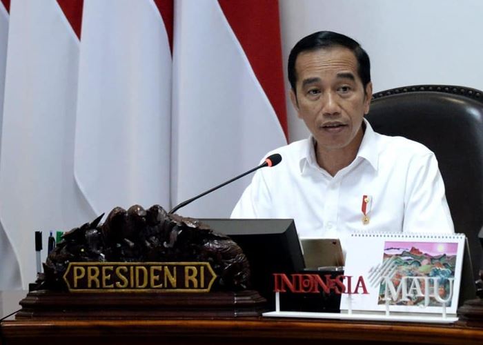 Bagikan Sembako Langsung, Jokowi Blusukan ke Gang Sempit di Bogor