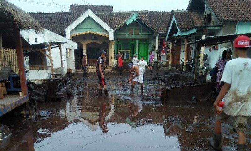 Banjir Bandang Landa Desa Sempol Bondowoso, 211 Rumah Warga Terendam Lumpur