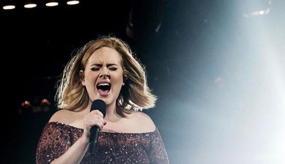 Meriahkan Suasana, Adele Sumbang Lagu di Pernikahan Sahabatnya