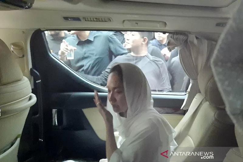Sambil Pegang Tasbih, Tatapan BCL Kosong Selepas Kepergian Suami
