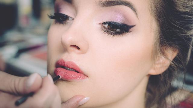 Tren Makeup di 2020: dari Smokey Eyes hingga Lipstik Hot Pink