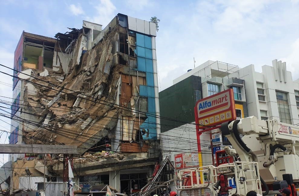 Gedung di Slipi Jakarta Barat  Roboh Basarnas Ungkap 