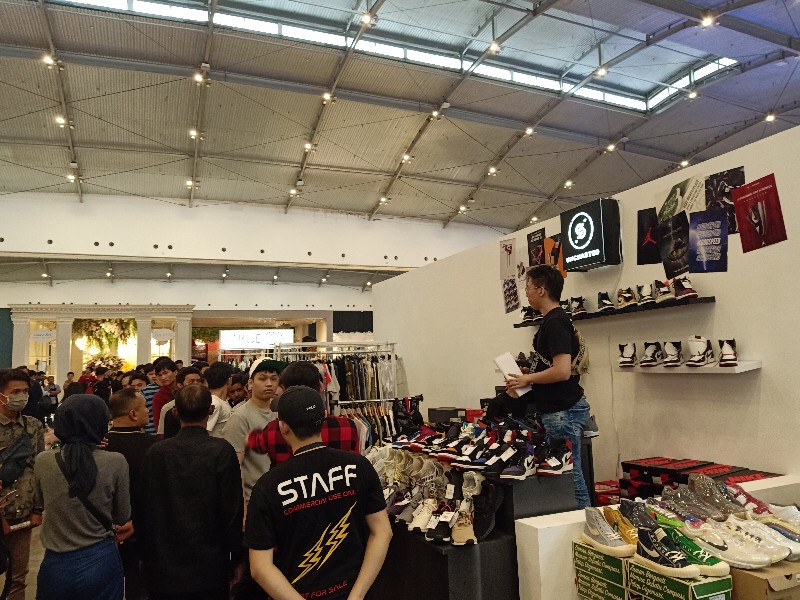 Uncharted Banting Harga, Penggila Sneakers Rela Antre di Tokopedia Fair