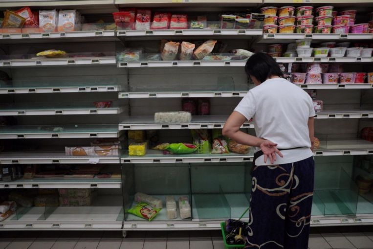 Level Waspada Corona Naik, Warga Singapura Serbu Supermarket