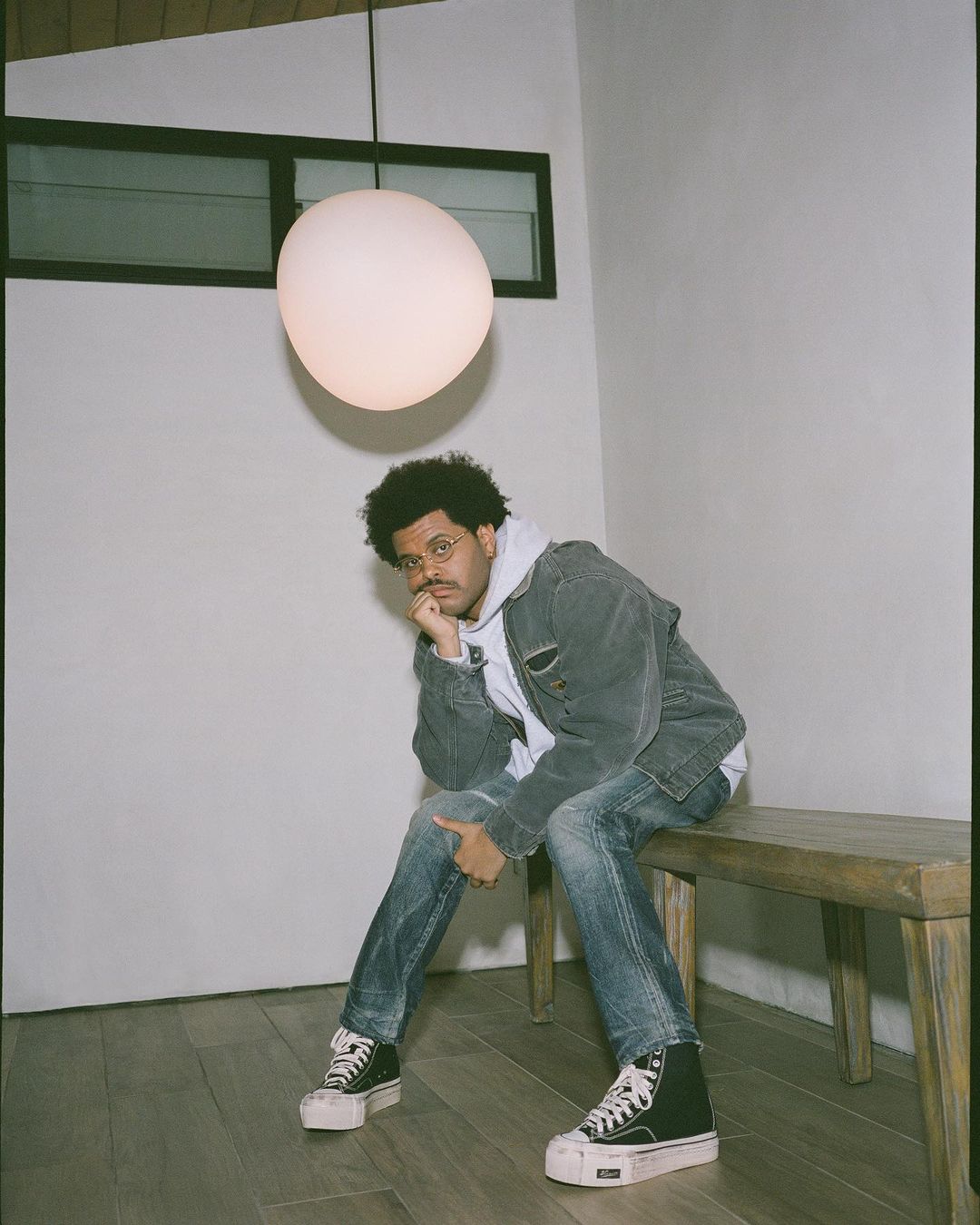 The Weeknd Kejutkan Penggemar dengan Botox Lip Flip di MV 'Save Your Tears' 