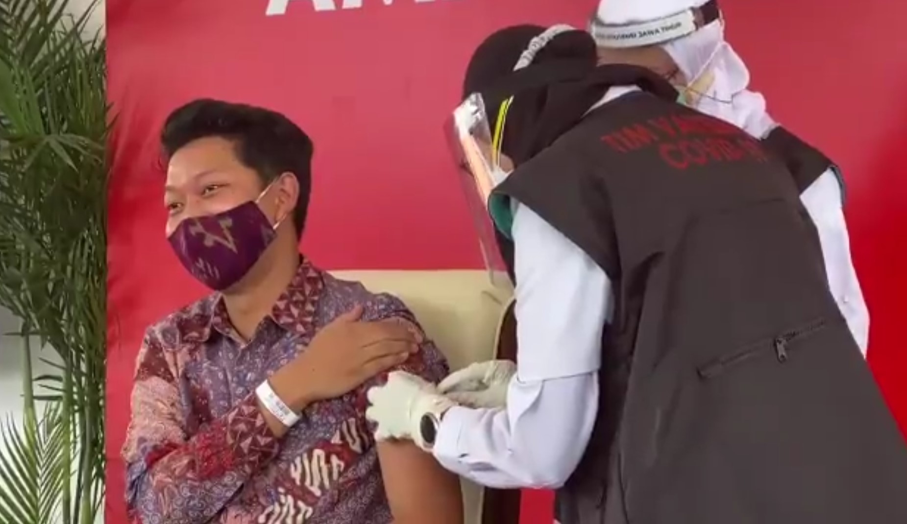 Bayu Skak Pamer Dapat Vaksinasi COVID-19 Pertama di Jawa Timur