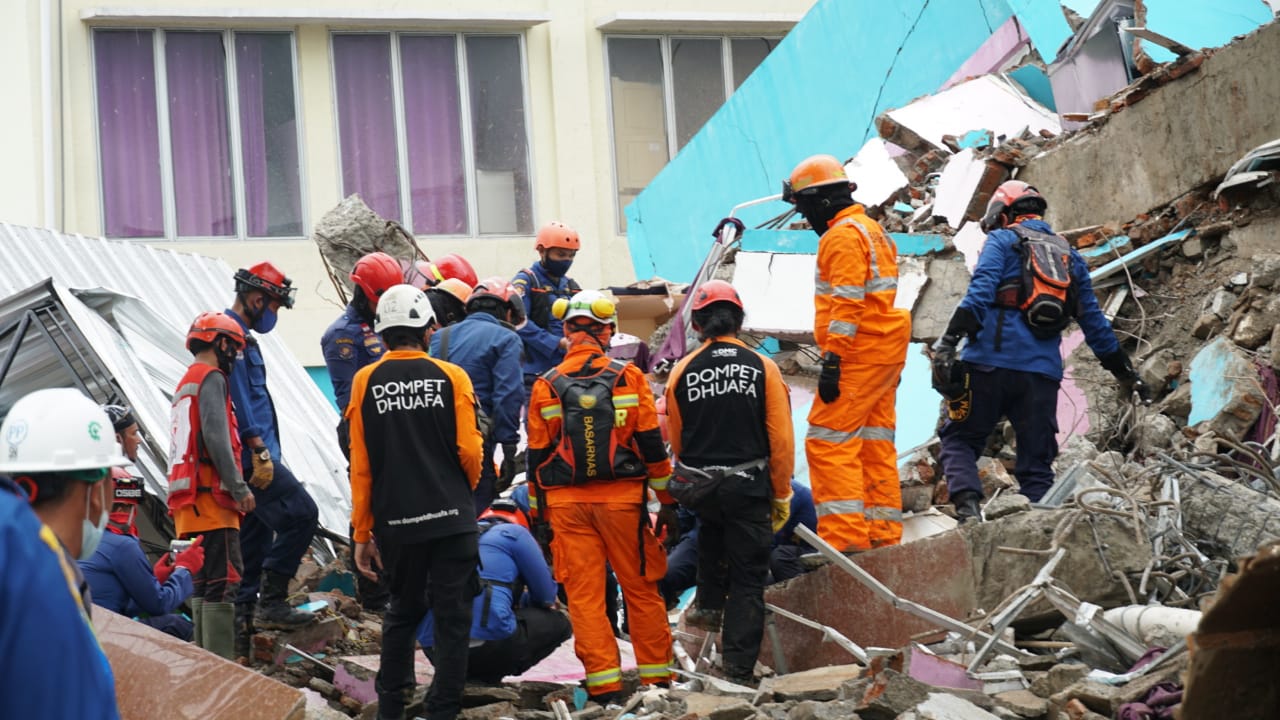 73 Orang Meninggal Dunia Akibat Gempa M 6,2 di Sulawesi Barat